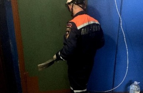 Спасатели помогли пожилой женщине получить медицинскую помощь
